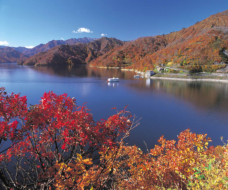 秋の奥只見湖